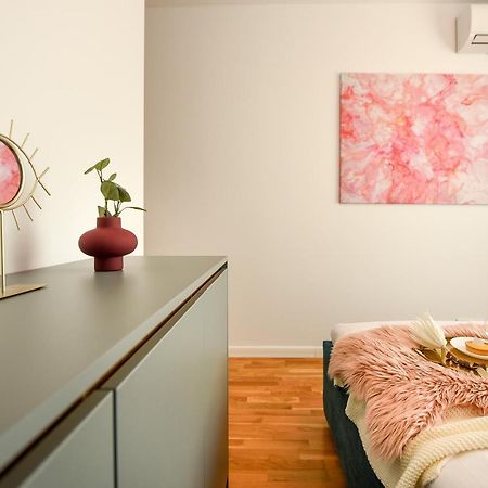 Eye Candy Romexpo 2-Bedroom With Free Parking Бухарест Экстерьер фото